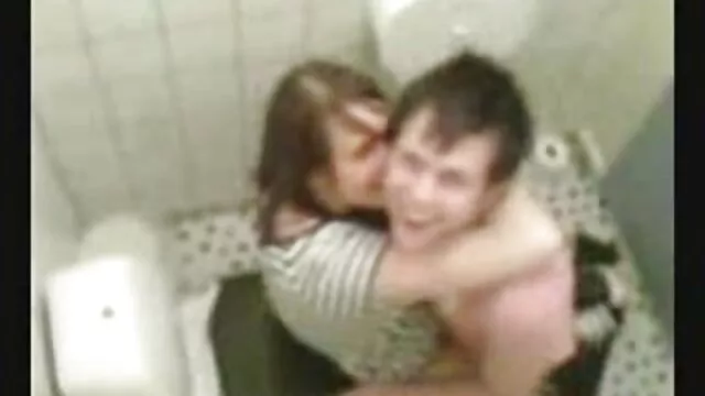 As vídeo de pornô as mulheres mais gostosas fufas retiram-se e pintam-se umas às outras antes de utilizarem brinquedos sexuais