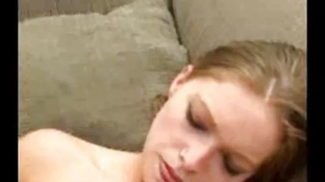 O homem arrogante gasta todo o dinheiro para furar a rata doce da vidio porno de mulher gosando namorada do amigo.