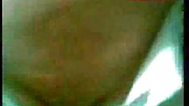 Meninas boazonas, a Oprah e o cachorrinho divertem - se a brincar com vídeo pornô com duas Chichi quente.
