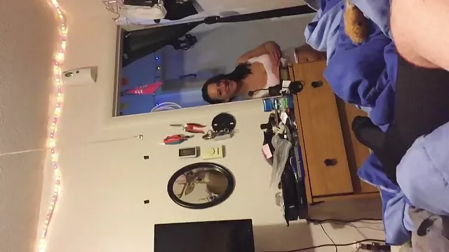 A meia-irmã mostra o seu corpo assistir vídeo pornô com mulher gostosa quente.