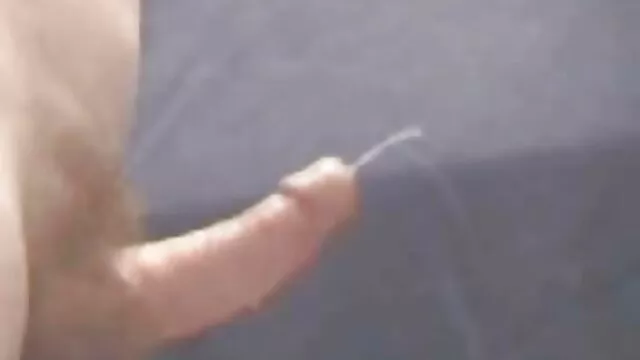 Um casal hippie vídeo pornográfico de mulher morena sem-abrigo fode por dinheiro em público.