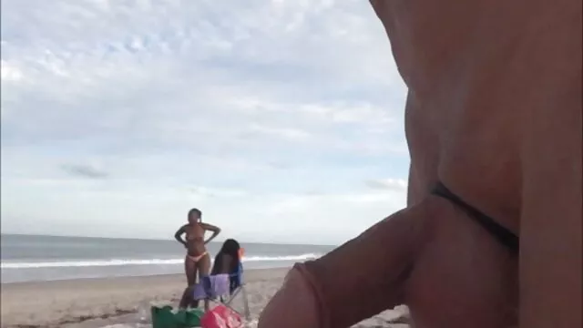 Jovem fumador atira esperma depois de tocar anal vídeo pornô com mulher bunduda solo com masturbação