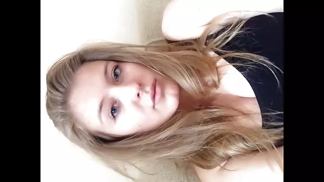 Mulheres loiras de lingerie sexy fazem turnos a chupar pilas de joelhos numa orgia a vídeo pornô de mulher morena gostosa quatro