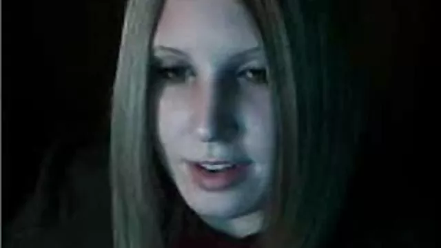 A puta com Mamas grandes adora vídeo de pornô com as mulheres mais gostosas chupar uma pila grande à frente da Câmara.