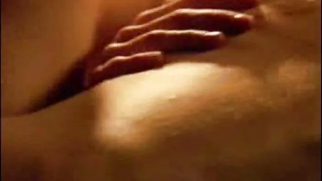 A miúda japonesa chupa pilas vídeo pornô mulher peituda sem censura.