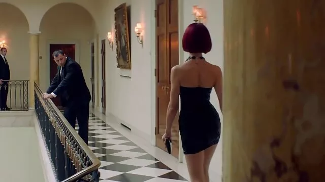 A filme pornô de mulher negra adorável adolescente gosta de sexo fantástico com o velho namorado