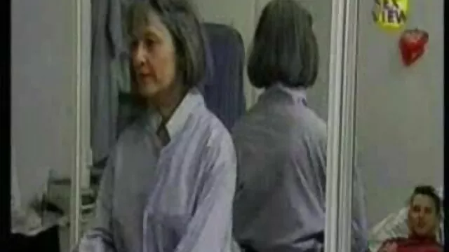 TUTOR4K. o jovem faz vídeo pornô só mulher morena isso com o educador porque ele parece muito sexy para ser ignorado