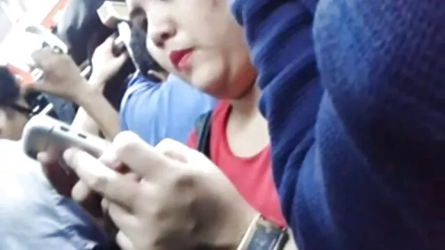Kira brinca vídeo pornô da mulher gostosa com balões.