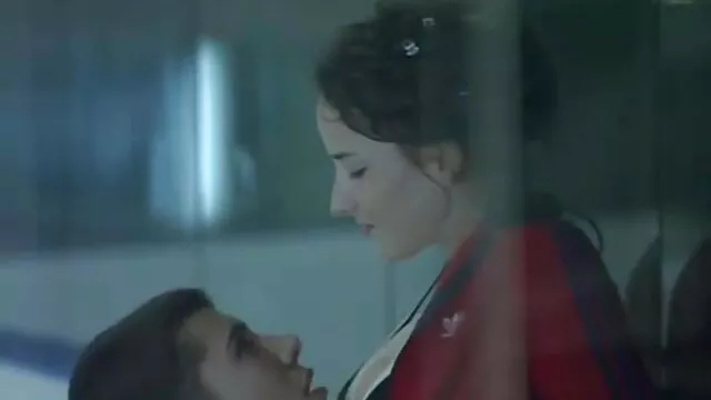 A vídeo pornô com negras gostosas bonita Yusa Minami tira a blusa e chupa mais pilas no Slurpjp com.
