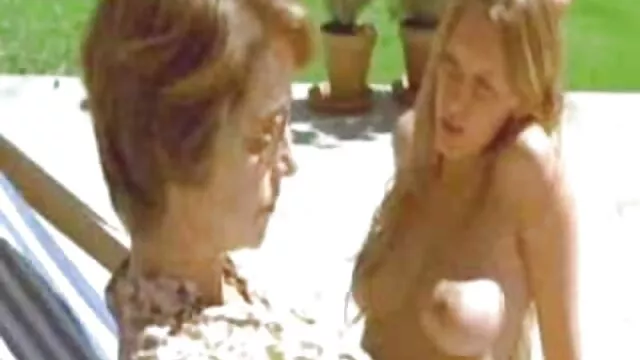 O vibrador vermelho enfiou-lhe vídeos pornô com mulheres lindas a rata apertada.