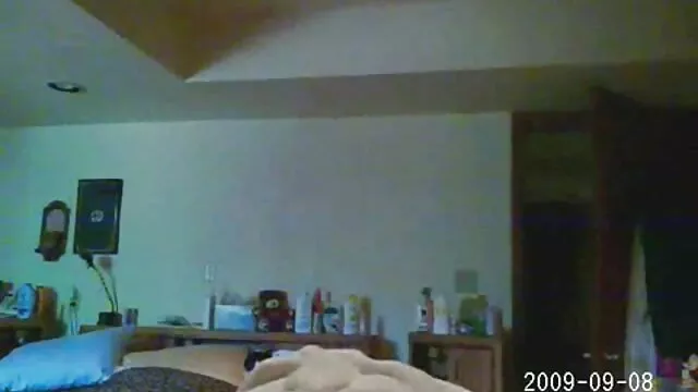 O vídeo pornô de mulher chupando mulher Negro finalmente chega a casa para foder uma bela dama branca.