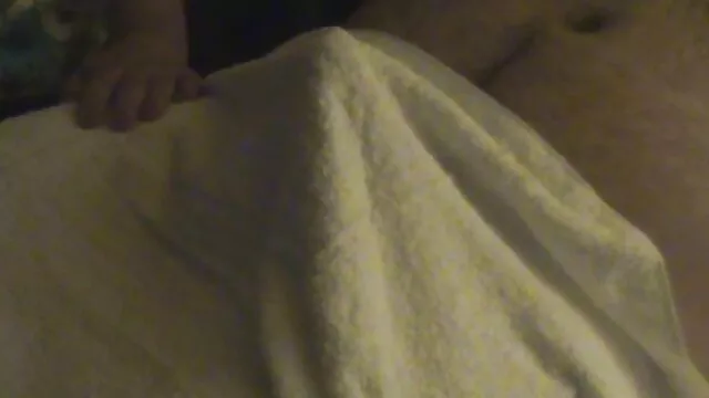 A mãe vídeo pornô com as mulheres mais bonitas do meu amigo brinca comigo com os pés.