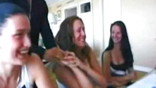 Buzz recebe vídeo pornô de mulheres gostosas brasileiras um broche