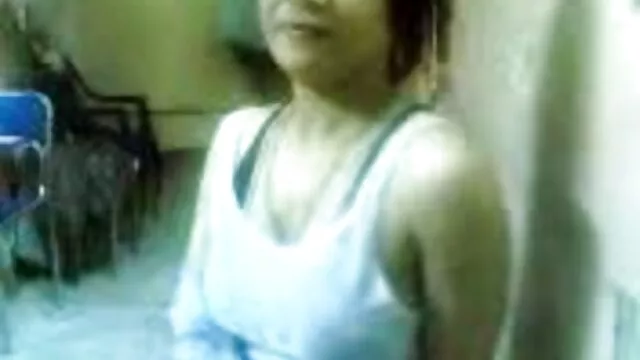Esta rapariga de cabelo castanho brinca com a rata vídeo de pornô com as mulheres mais gostosas do mundo em frente à Câmara
