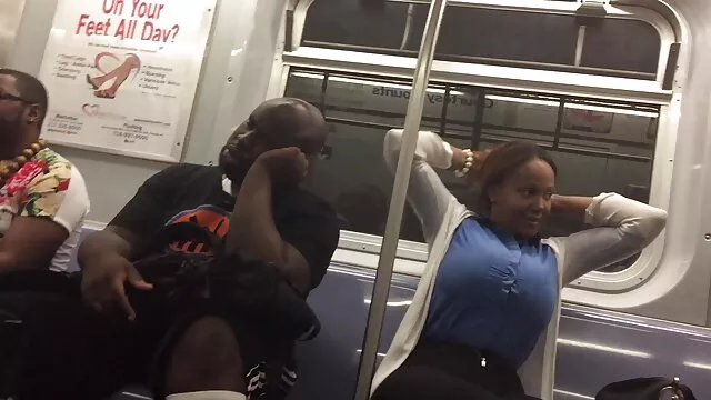Uma Boazona com mamas enormes fode-lhe a Rata com um brinquedo vídeo pornô de mulher do bundão