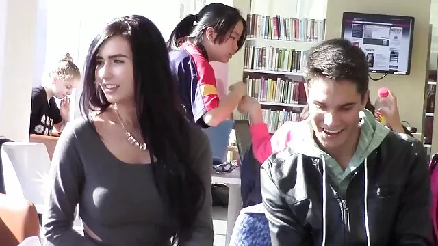 A loira russa gira vídeo de pornografia de mulher brasileira fica molhada