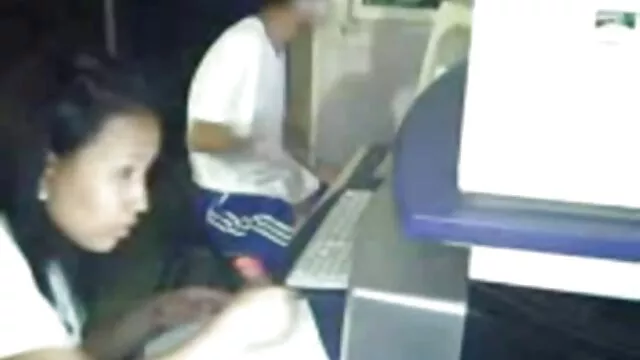 A miúda excitada quer a pila dura do padrasto vídeo pornô de mulher bucetuda