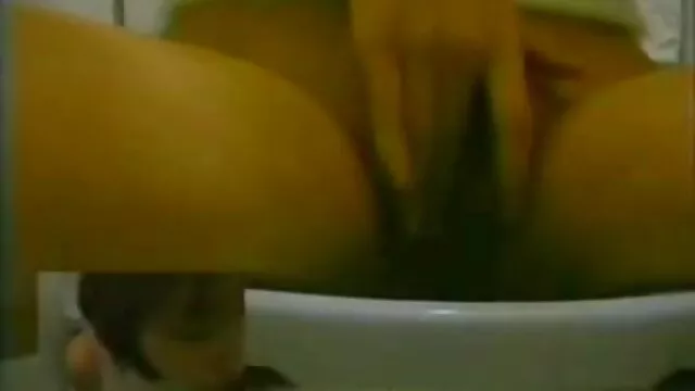 MILF Mika osawa tem um vibrador na rata. vídeo de pornô mulher trepando