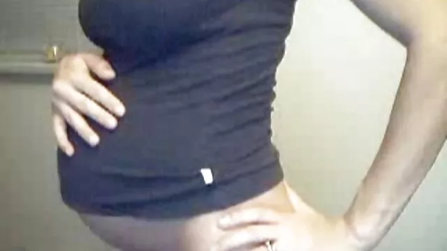 Um tipo fraco vídeo pornô com mulheres gostosas brasileiras vê a namorada a andar de falo.