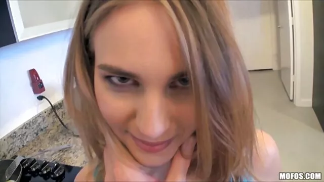 HUNT4K. garota Europeia pode comprar filme pornô mulheres gostosas ingressos porque ela vendeu