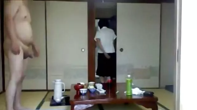 pede à mãe para porno mulheres nuas ajudar no Broche.