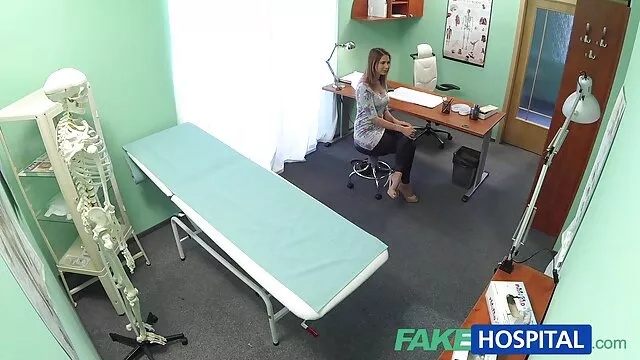 A vídeo pornô de mulher bem gostosa miúda húngara Aliz treina a sua rata