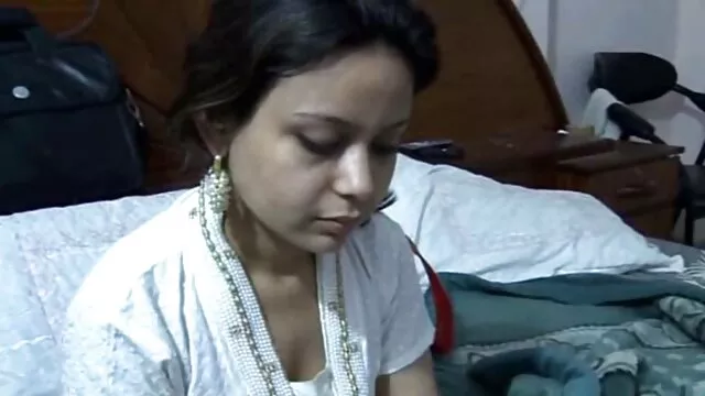 A minha filha adolescente tatuada é fodida em vídeo de pornô mulher gemendo muito público no hotel e na prisão.