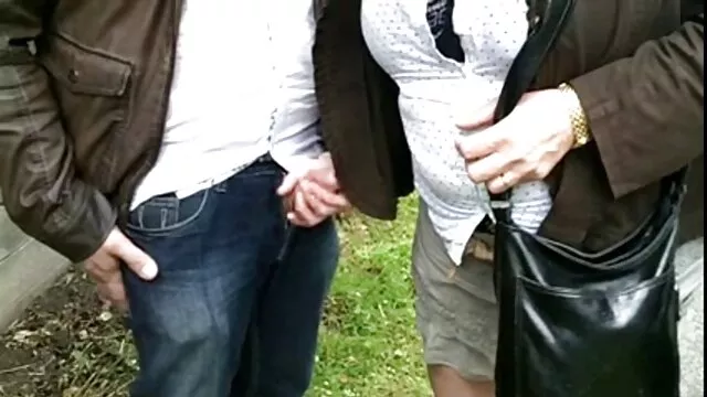 A minha filha é uma adolescente esbelta com Mamas grandes e videos porno lindas mulheres fode instrutoras de ioga no castelo.