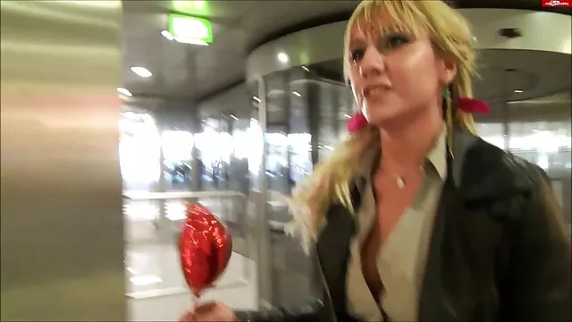 Luciano strips and strokes vídeo de pornô da mulher morena