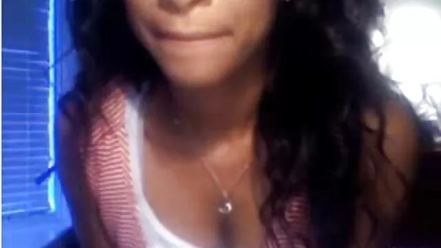 A madrasta com filme pornô só de mulher morena óculos ajuda com Broche.