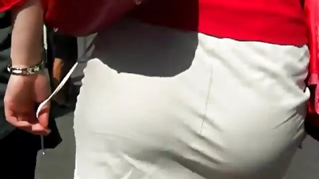 A estrela da penthouse busty suga bolas como porno de mulheres gostosas um profissional e é fodida com força.
