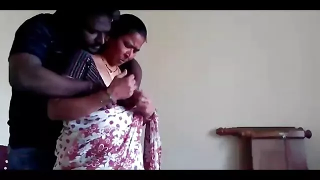 A filme porno mulher fudendo avozinha ordinária tem um novo brinquedo.