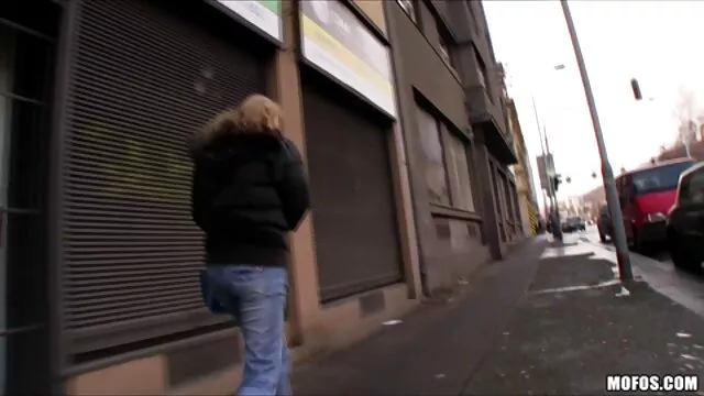 A pequena esposa fertilizada por um galo preto enquanto ela se deitava filme pornô da mulher da bunda grande de joelhos de uma boneca