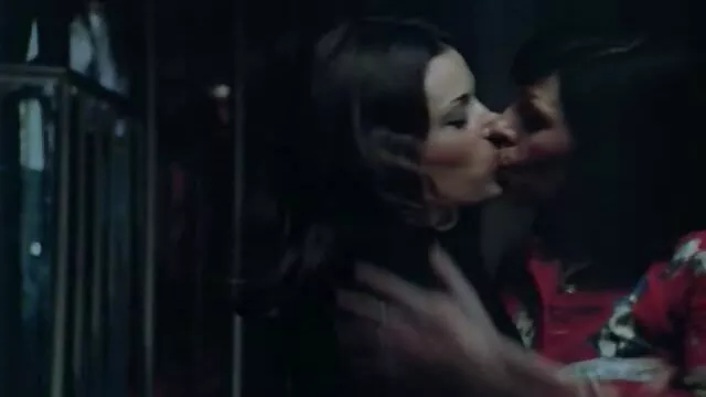 A Pequena ama faz Broches e é fodida por uma grande filme pornô da mulher da bunda pila.