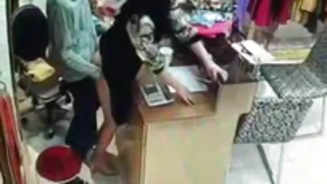 Milf vídeo pornô com mulheres peitudas excitada em Ménage à trois com o strapon